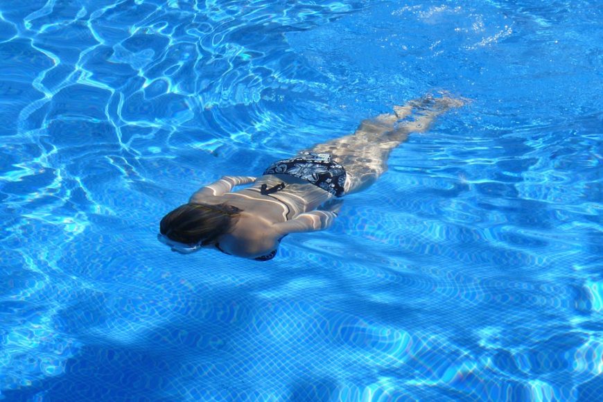 Consejos para mantener limpia el agua de tu piscina
